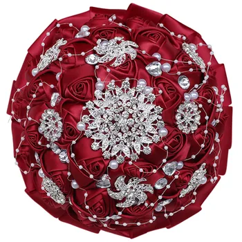 Популярно бордовое сватбена украса с цветя букет от сатен рози за булката и шаферките на булката, булчински букет с диаманти