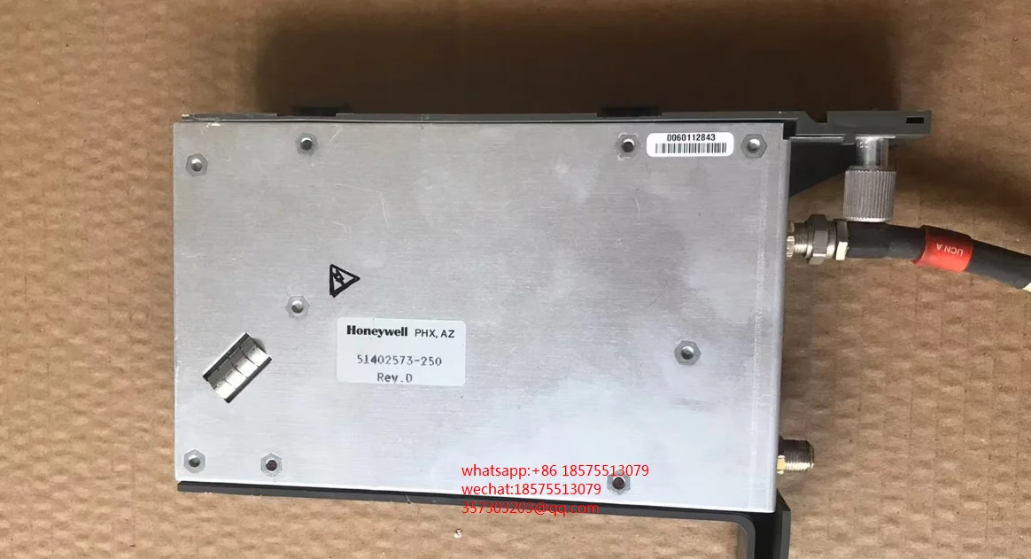 За предния край на модула Honeywell 51402573-250 HPM UCN се използва 1 бр.